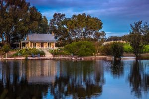 Stonewell Cottages and Vineyards - Hotel Accommodation